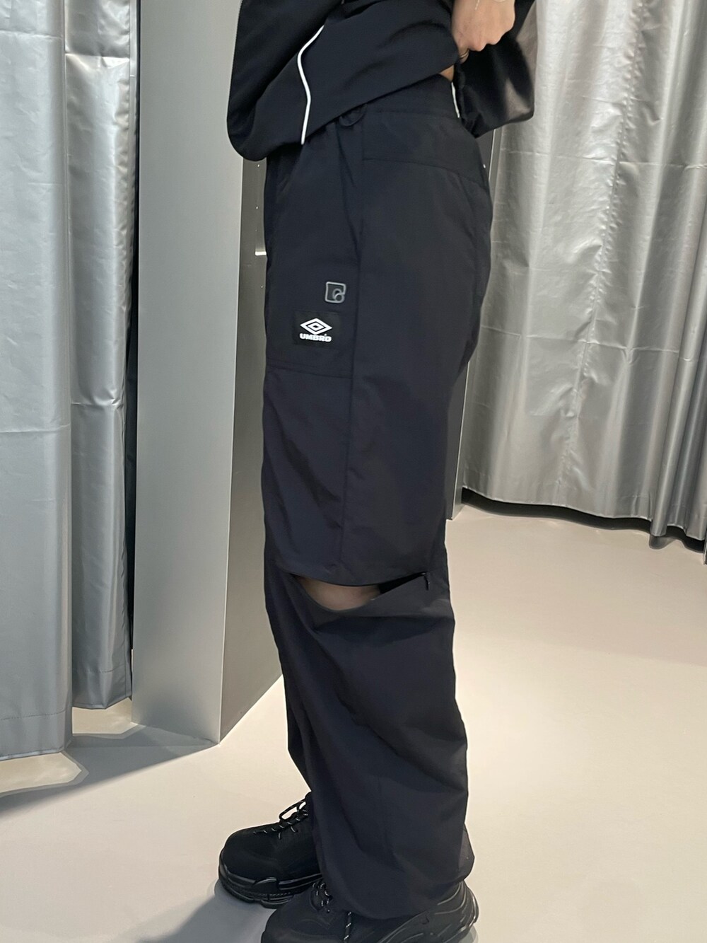 ブラック系のブルゾン、ブラック系のその他パンツ、ブラック系のスニーカーを着用したレディースの春コーディネートの8枚目の写真