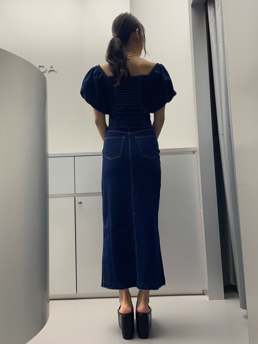 ブルー系のシャツ/ブラウス、ブルー系のスカート、ブラック系のハンドバッグを着用したレディースの春コーディネートの3枚目の写真