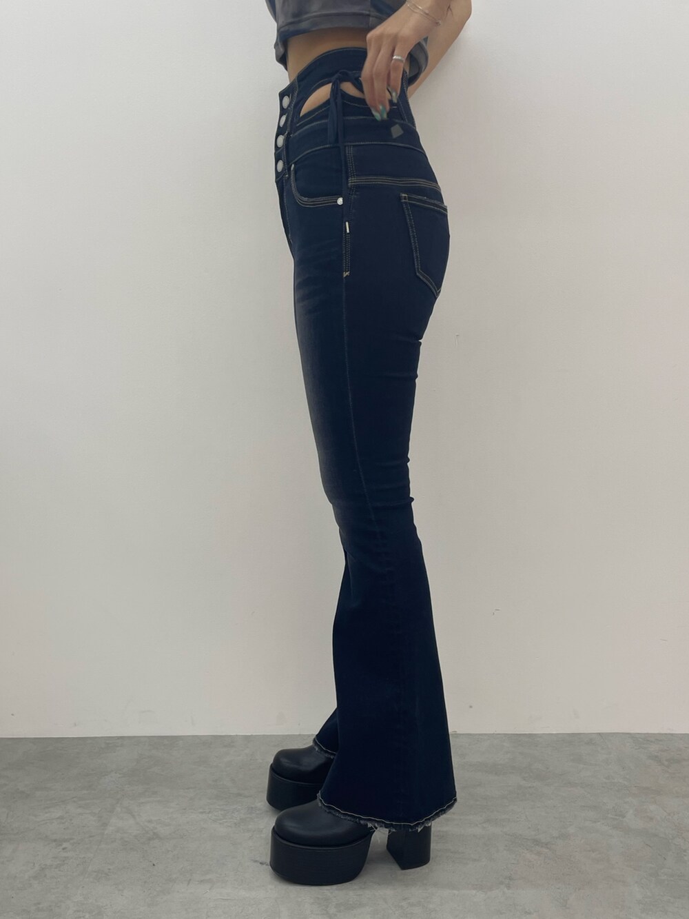 その他のTシャツ/カットソー、ブルー系のデニムパンツ、ブラック系のブーツを着用したレディースの夏コーディネートの8枚目の写真