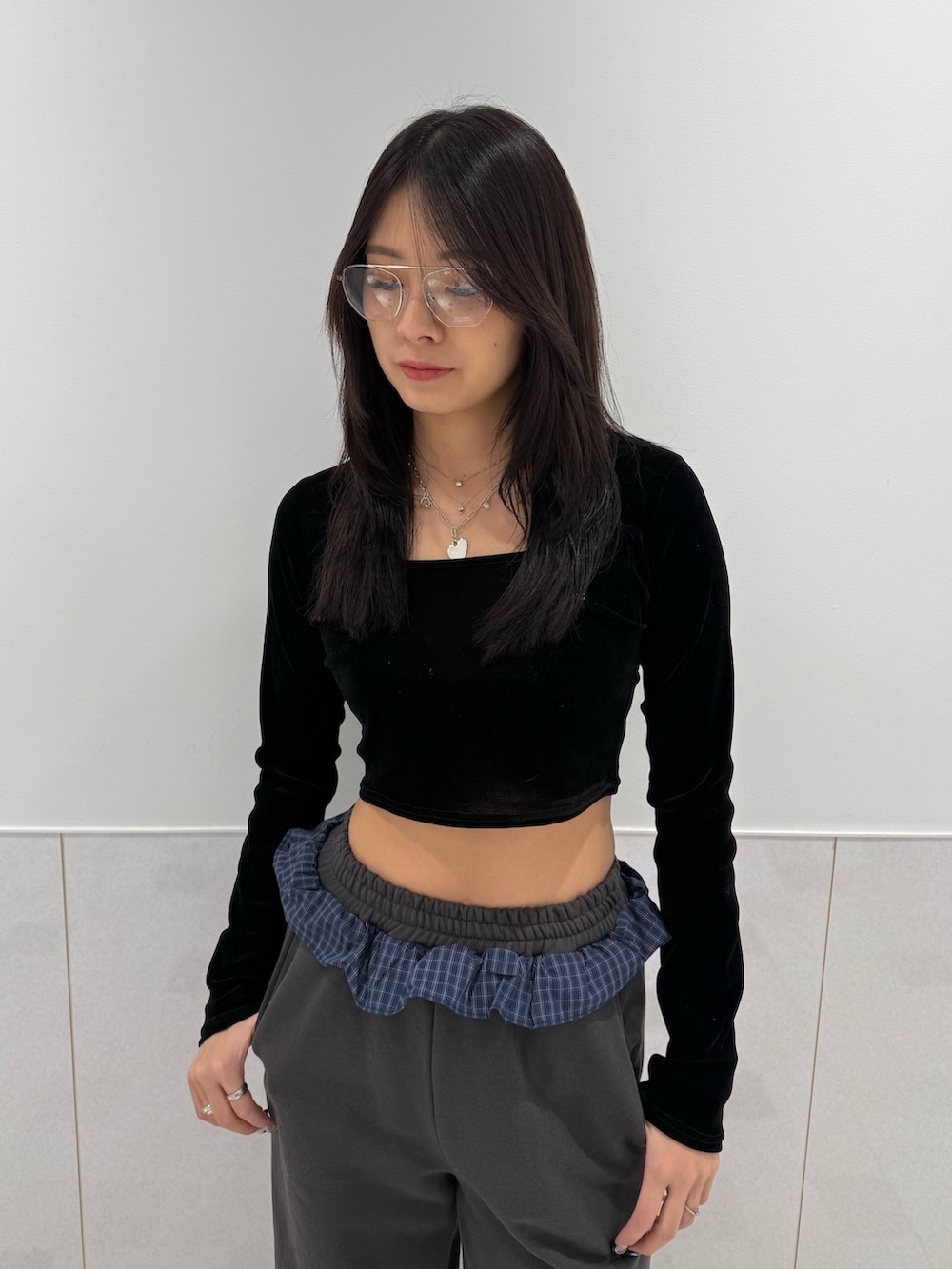 ブラック系のTシャツ/カットソー、グレー系のスウェットパンツ、ブラック系のスニーカーを着用したレディースの冬コーディネートの4枚目の写真