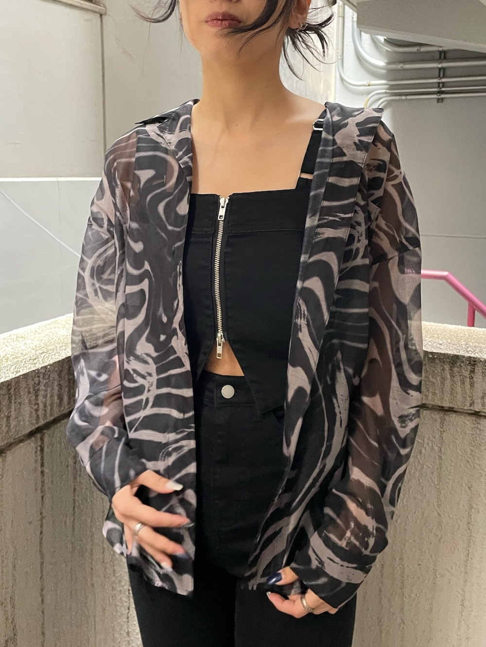 ベージュ系のシャツ/ブラウス、ブラック系のサロペット/オーバーオール、ブラック系のサンダルを着用したレディースの春コーディネートの3枚目の写真