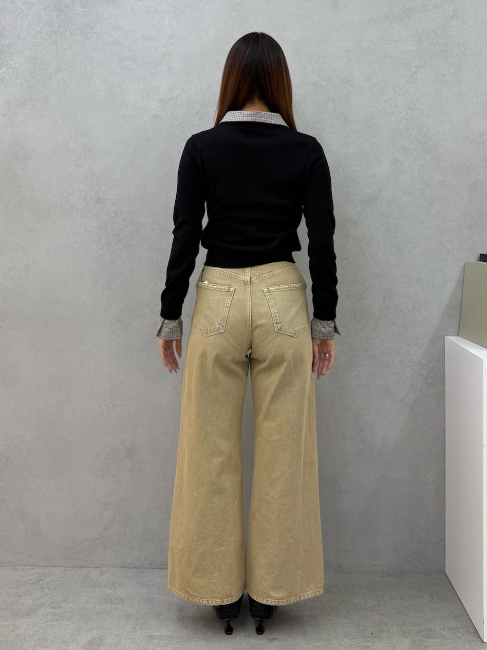 ブラック系のシャツ/ブラウス、ベージュ系のデニムパンツ、ブラック系のスニーカーを着用したレディースの冬コーディネートの3枚目の写真