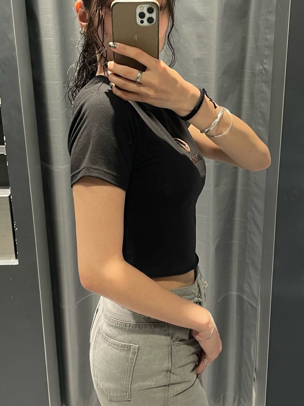 ブラック系のTシャツ/カットソー、グレー系のデニムスカート、ブラック系のサンダルを着用したレディースの夏コーディネートの4枚目の写真