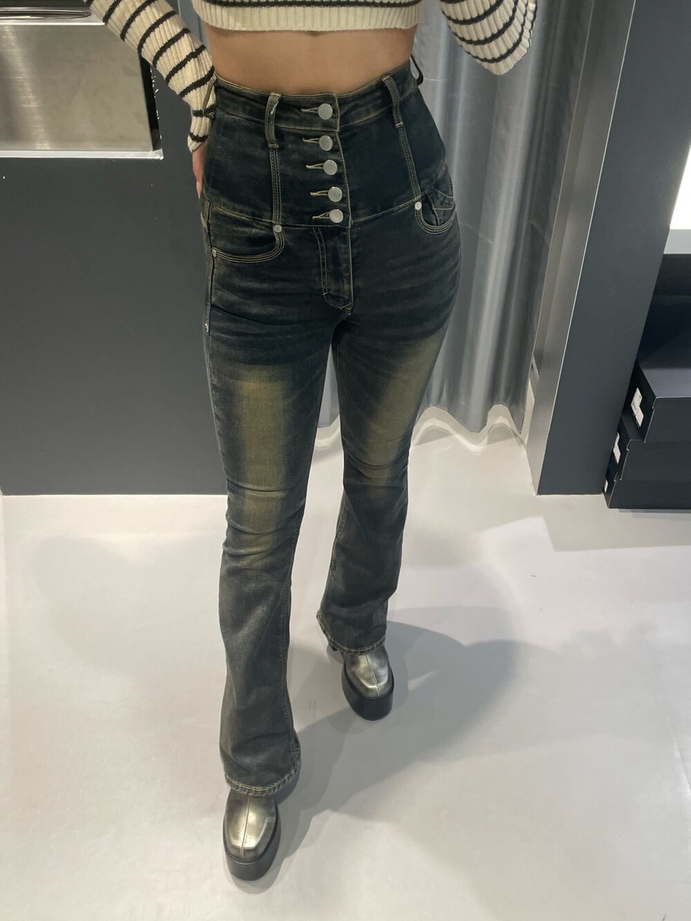 ブラック系のニット/セーター、ベージュ系のブルゾン、ブルー系のデニムパンツを着用したレディースの冬コーディネートの9枚目の写真