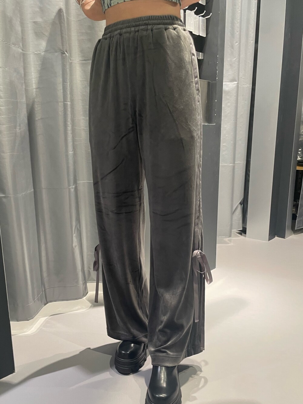 その他のタンクトップ、グレー系のその他パンツ、ブラック系のブーツを着用したレディースの夏コーディネートの6枚目の写真