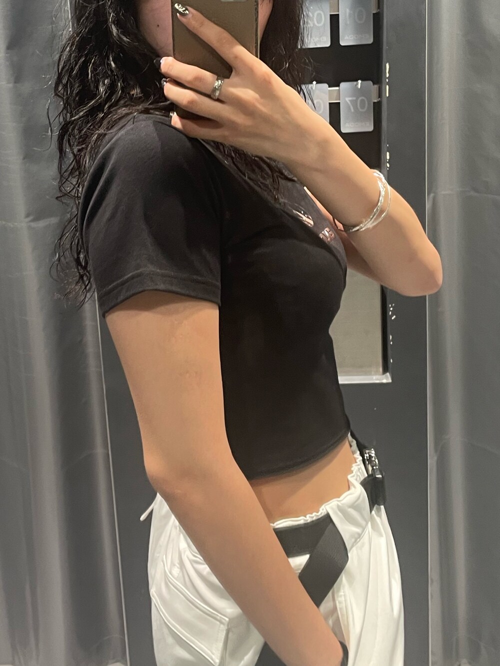 ブラック系のTシャツ/カットソー、ホワイト系のタンクトップ、ホワイト系のその他パンツを着用したレディースの夏コーディネートの7枚目の写真