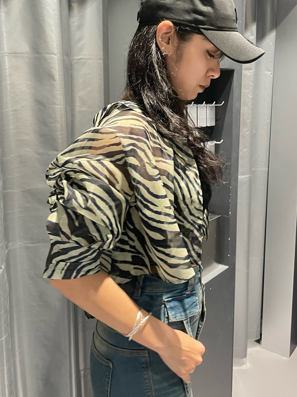 ブラック系のタンクトップ、その他のシャツ/ブラウス、ブルー系のデニムパンツを着用したレディースの夏コーディネートの5枚目の写真