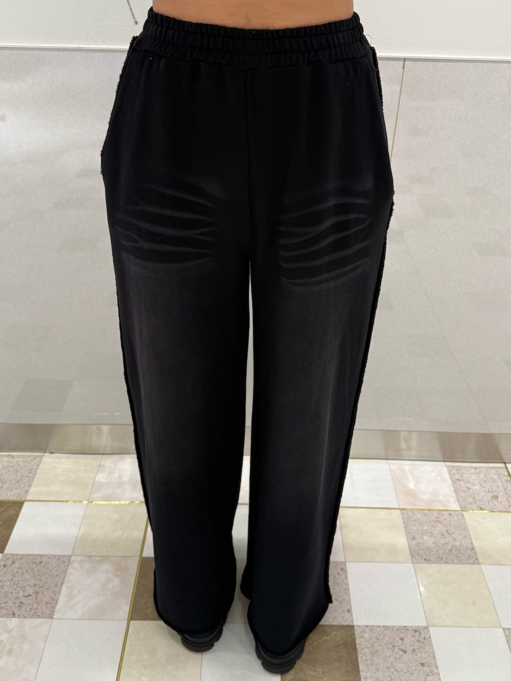 グレー系のTシャツ/カットソー、ブラック系のブルゾン、ブラック系のスウェットパンツを着用したレディースの秋コーディネートの6枚目の写真