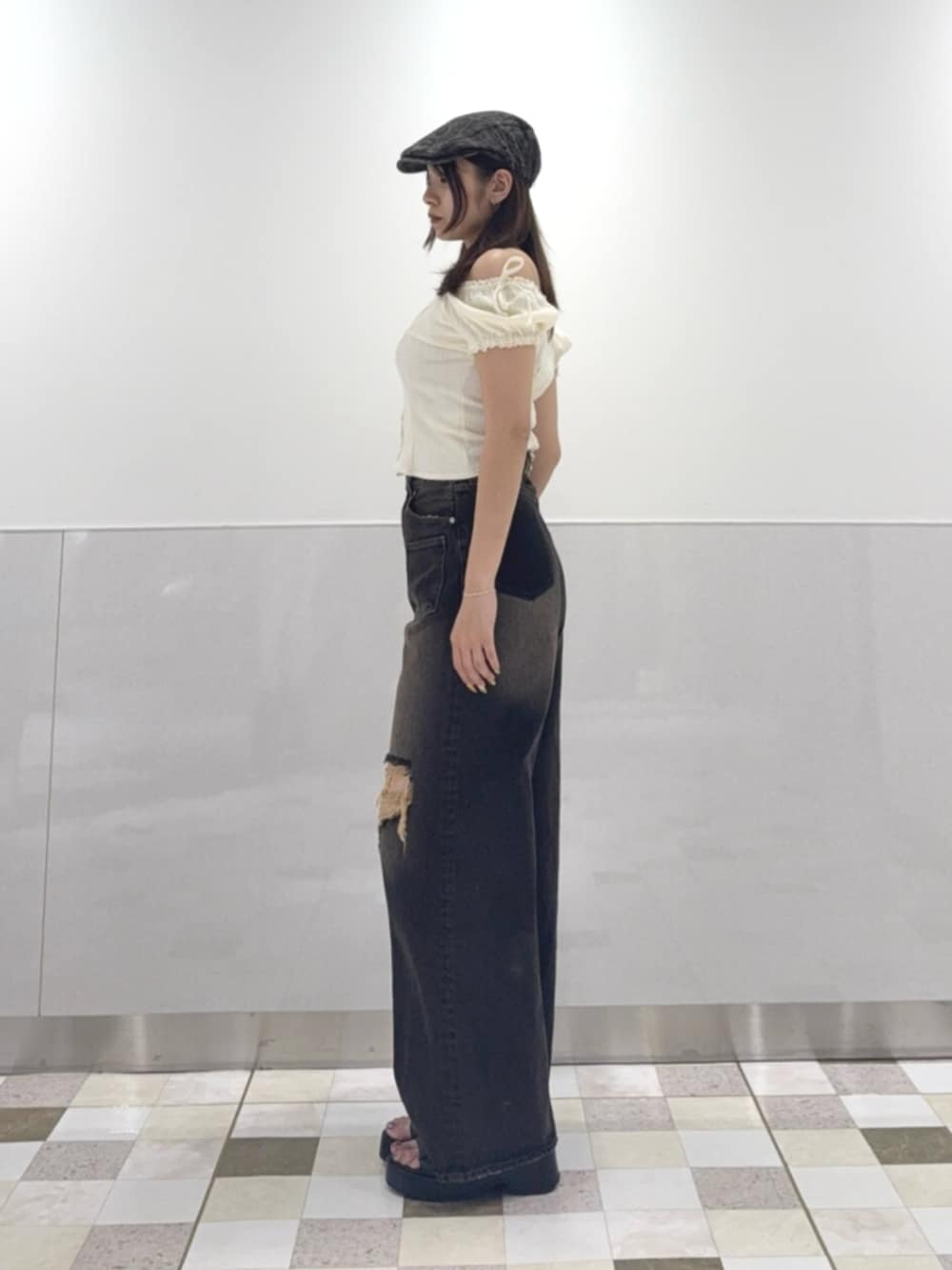 ブラック系のサンダル、ホワイト系のTシャツ/カットソー、ブラック系のデニムパンツを着用したレディースの夏コーディネートの2枚目の写真