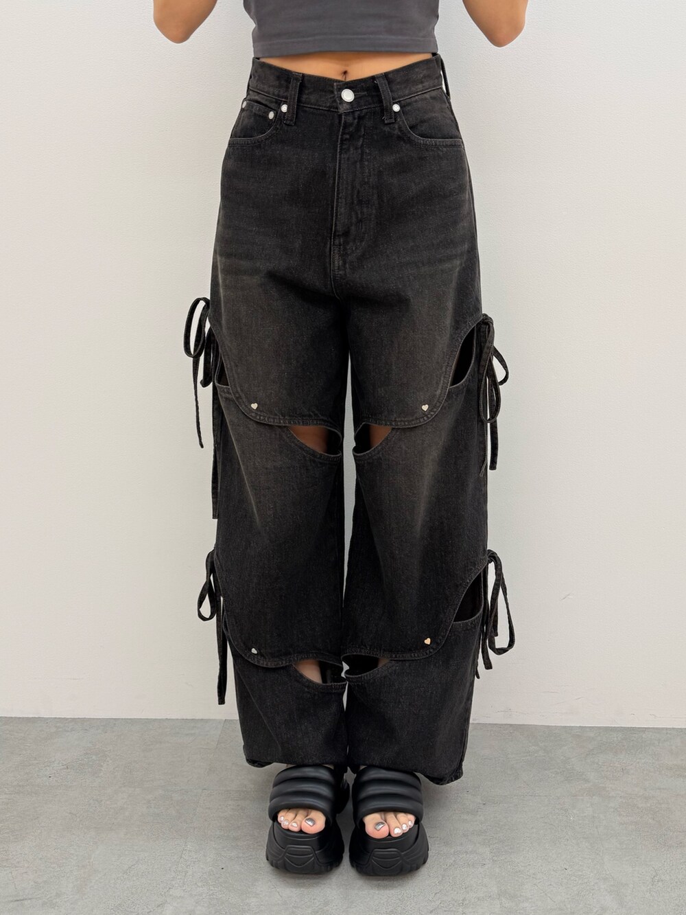 ブラック系のTシャツ/カットソー、ブラック系のデニムパンツ、ブラック系のサンダルを着用したレディースの夏コーディネートの7枚目の写真