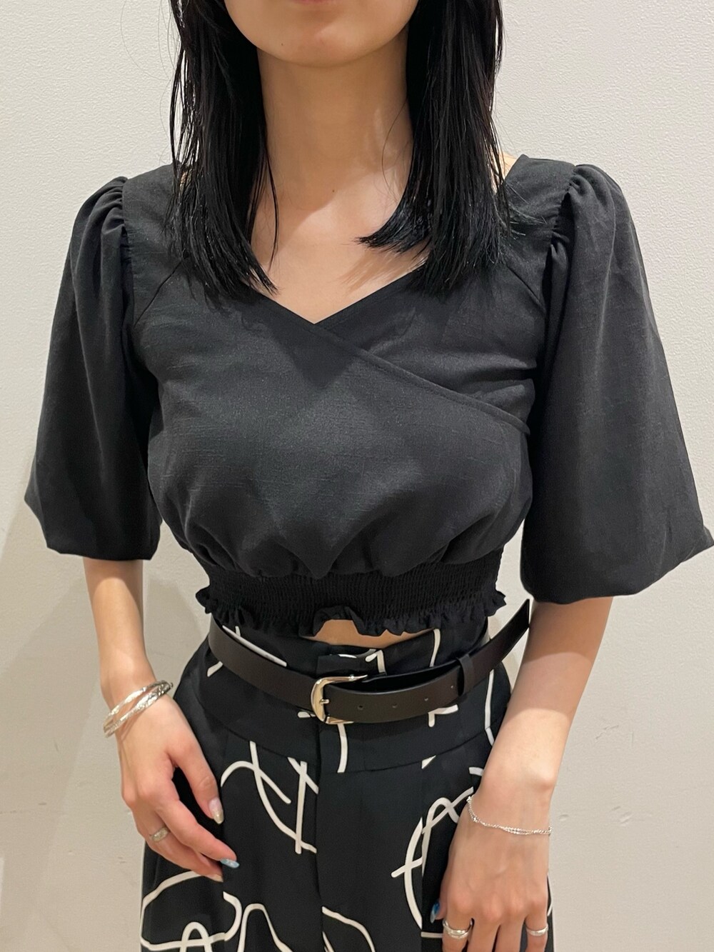 ブラック系のTシャツ/カットソー、その他のその他パンツ、ホワイト系のサンダルを着用したレディースの夏コーディネートの2枚目の写真