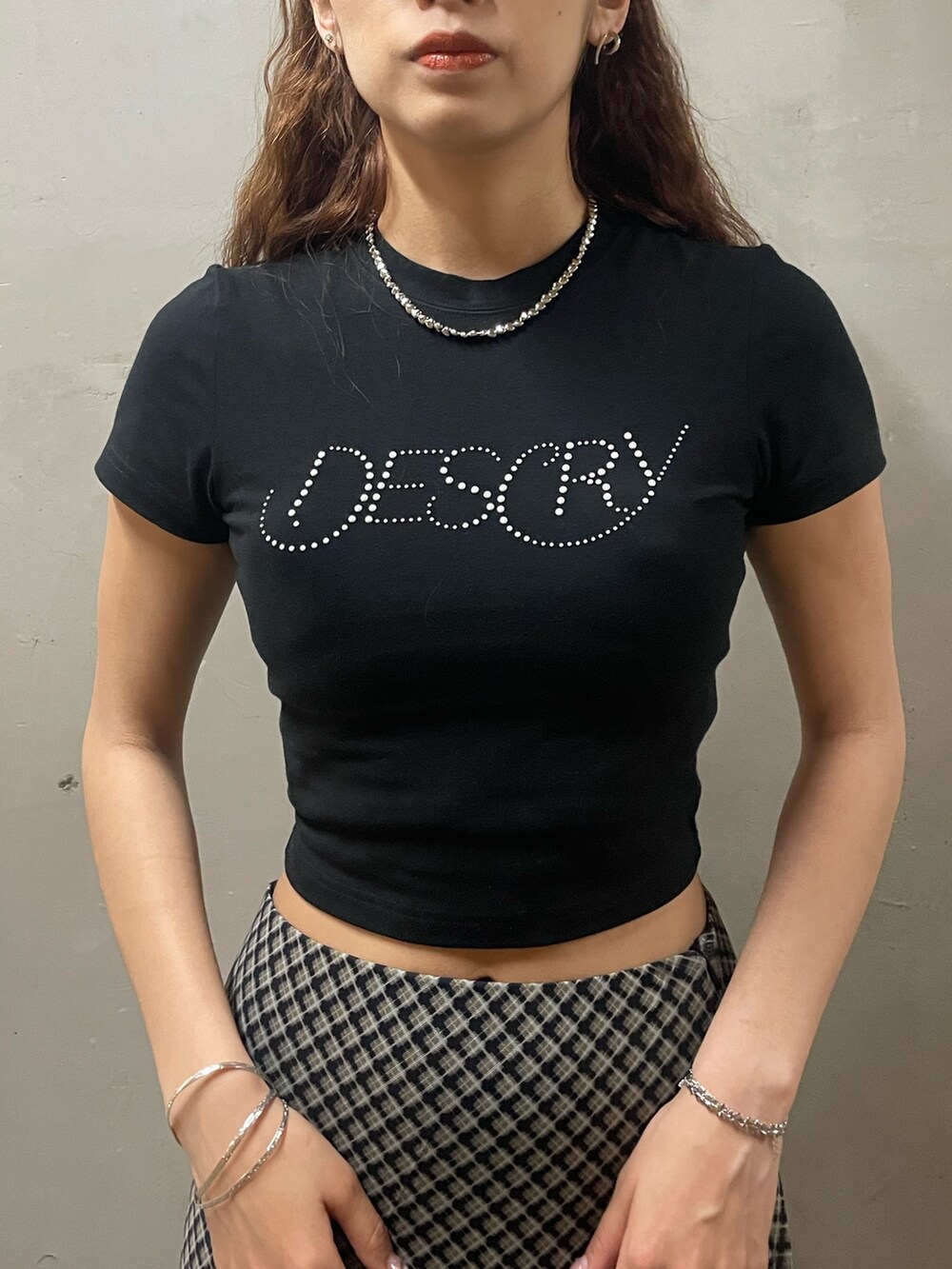 ブラック系のTシャツ/カットソー、ブルー系のスカート、ブラック系のサンダルを着用したレディースの夏コーディネートの4枚目の写真