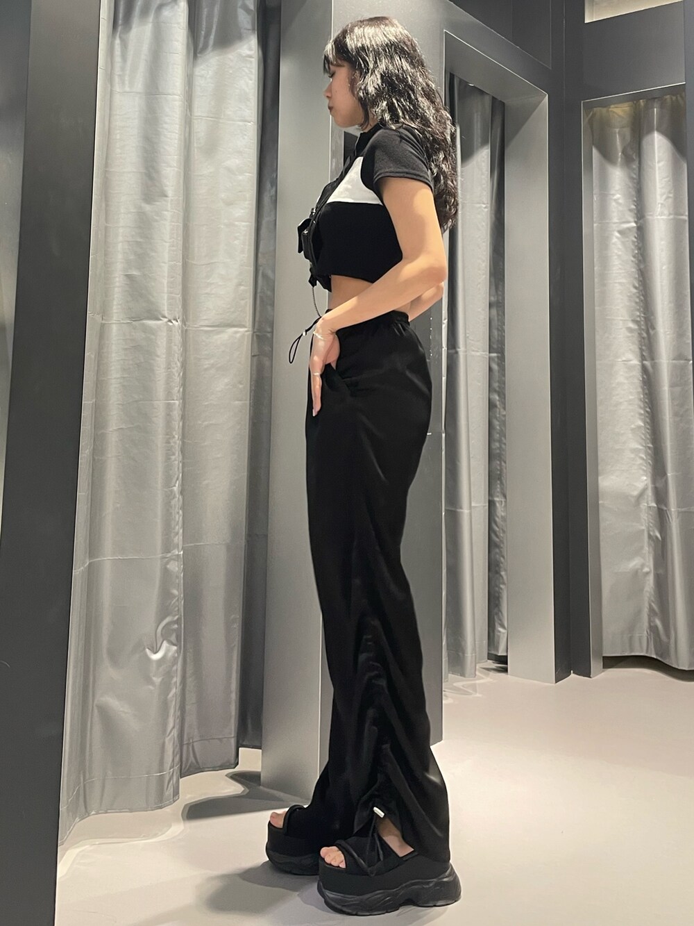 ブラック系のTシャツ/カットソー、ブラック系のハンドバッグ、ブラック系のその他パンツを着用したレディースの春コーディネートの2枚目の写真