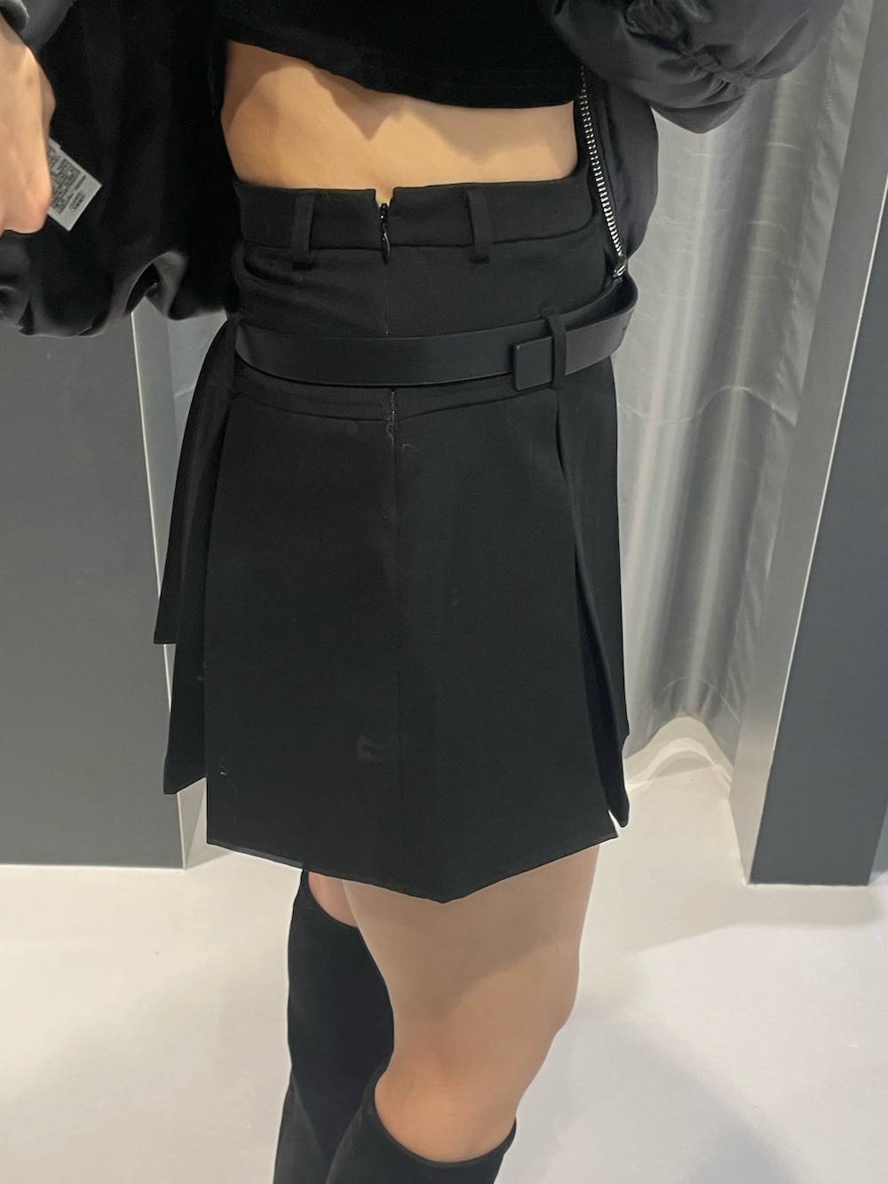 ブラック系のTシャツ/カットソー、ブラック系のブルゾン、ブラック系のスカートを着用したレディースの冬コーディネートの7枚目の写真