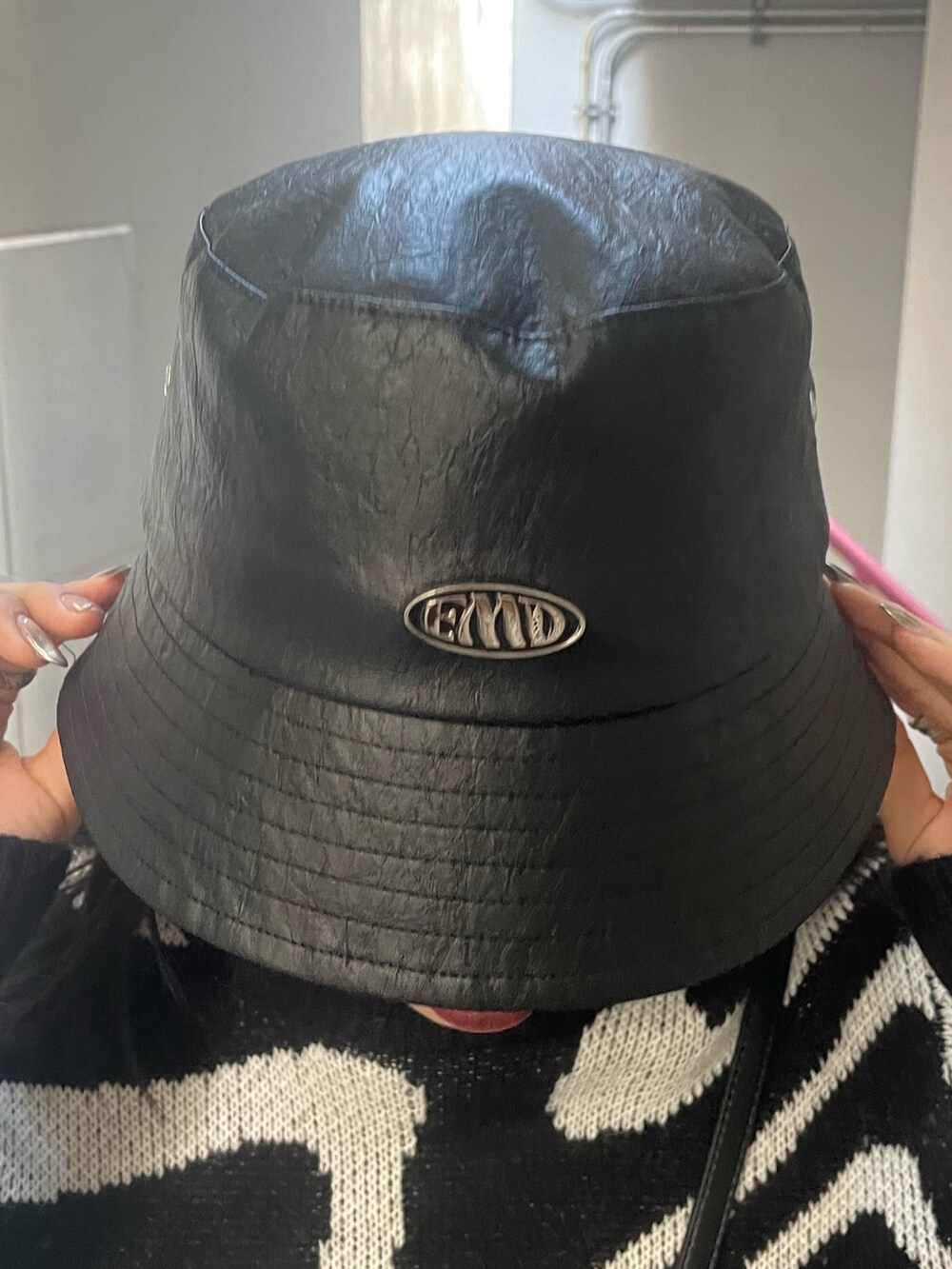 ブラック系のニット/セーター、ブラック系のその他パンツ、ブラック系のブーツを着用したレディースの冬コーディネートの9枚目の写真