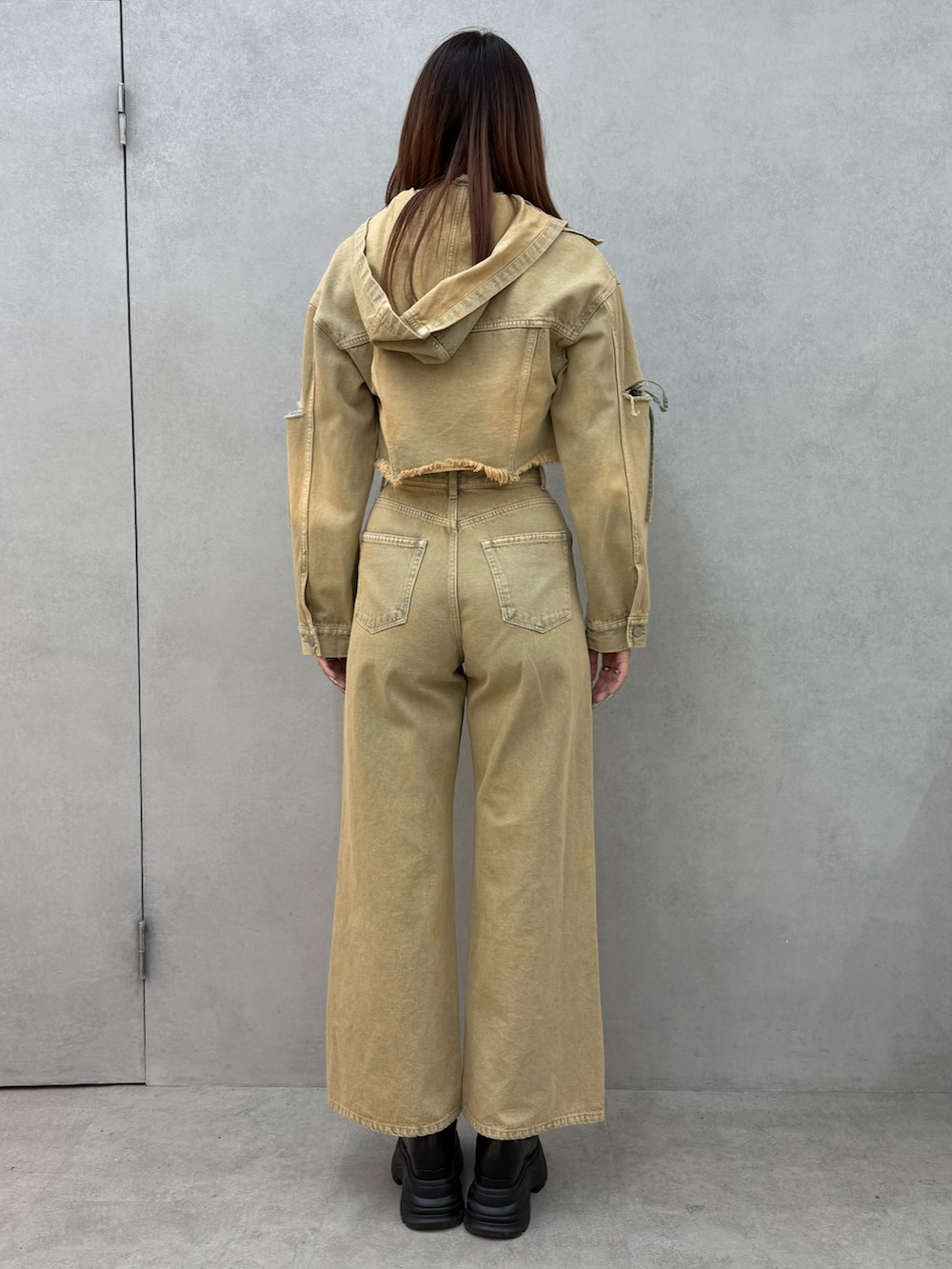 ベージュ系のデニムジャケット、ホワイト系のTシャツ/カットソー、ベージュ系のデニムパンツを着用したレディースの冬コーディネートの3枚目の写真