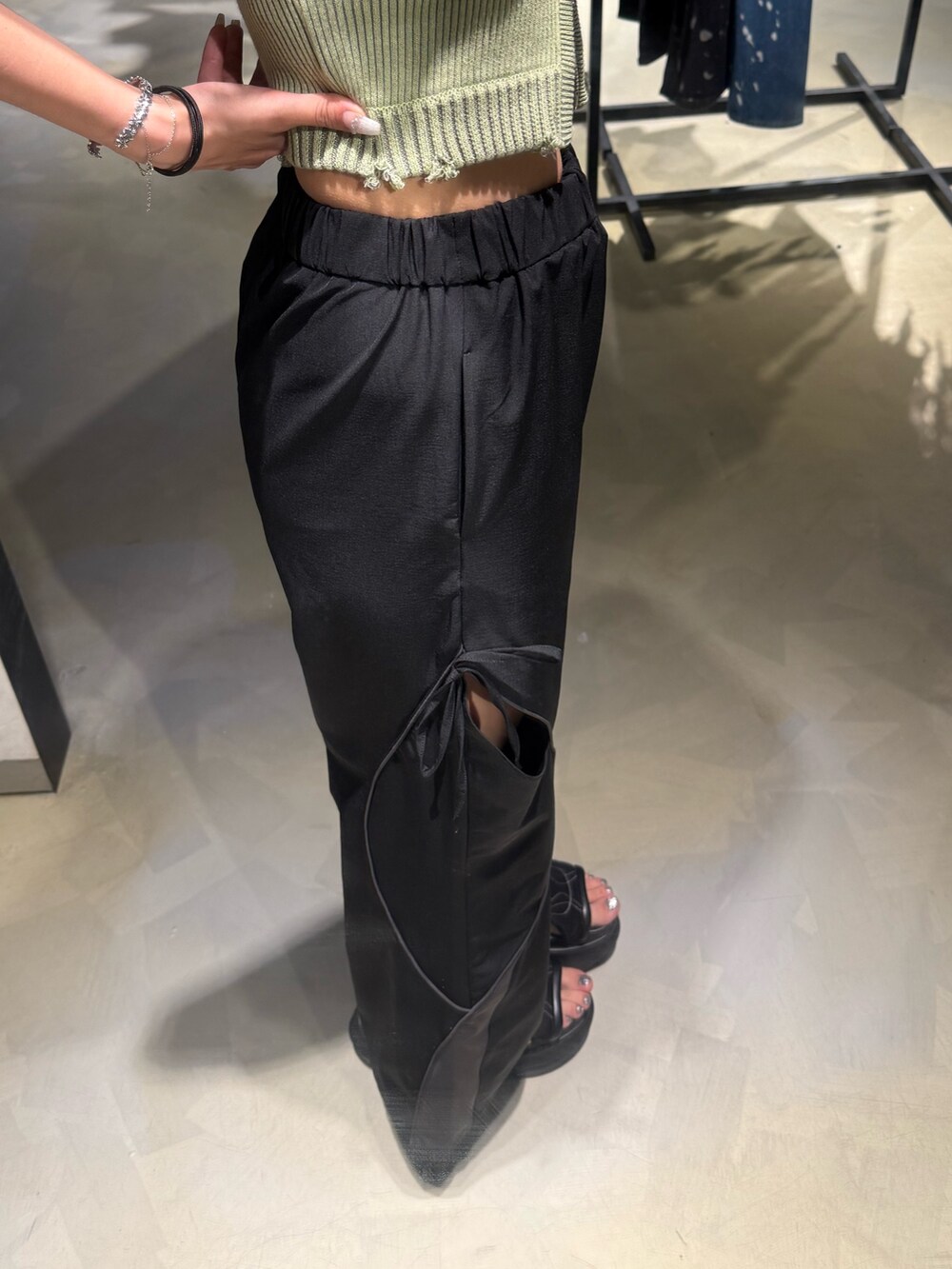 グリーン系のタンクトップ、ブラック系のその他パンツ、ブラック系のサンダルを着用したレディースの夏コーディネートの7枚目の写真