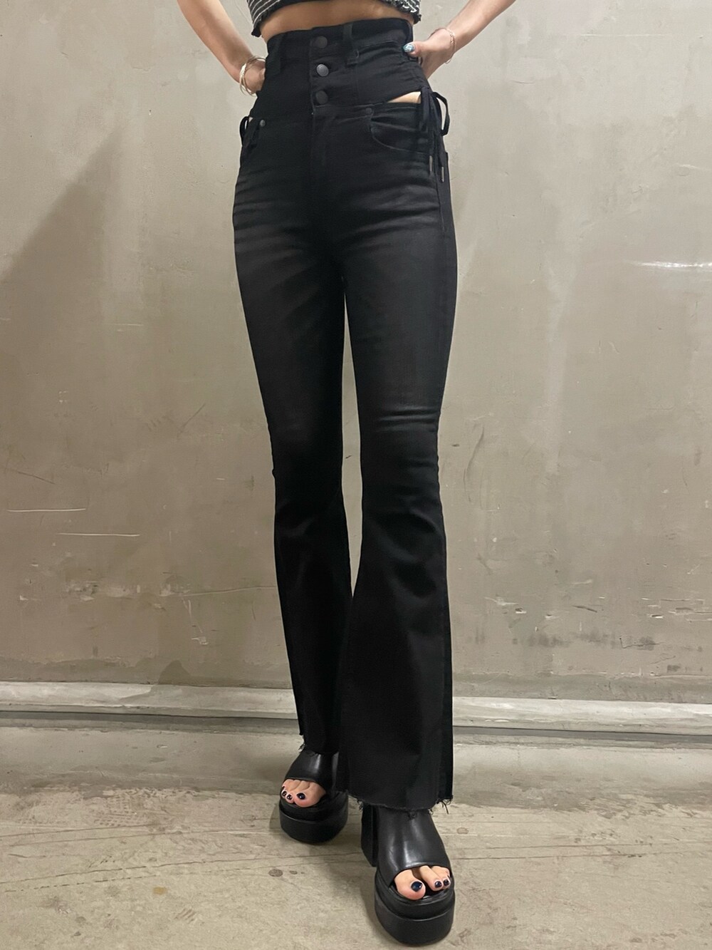 その他のTシャツ/カットソー、ブラック系のデニムパンツ、ブラック系のサンダルを着用したレディースの夏コーディネートの5枚目の写真