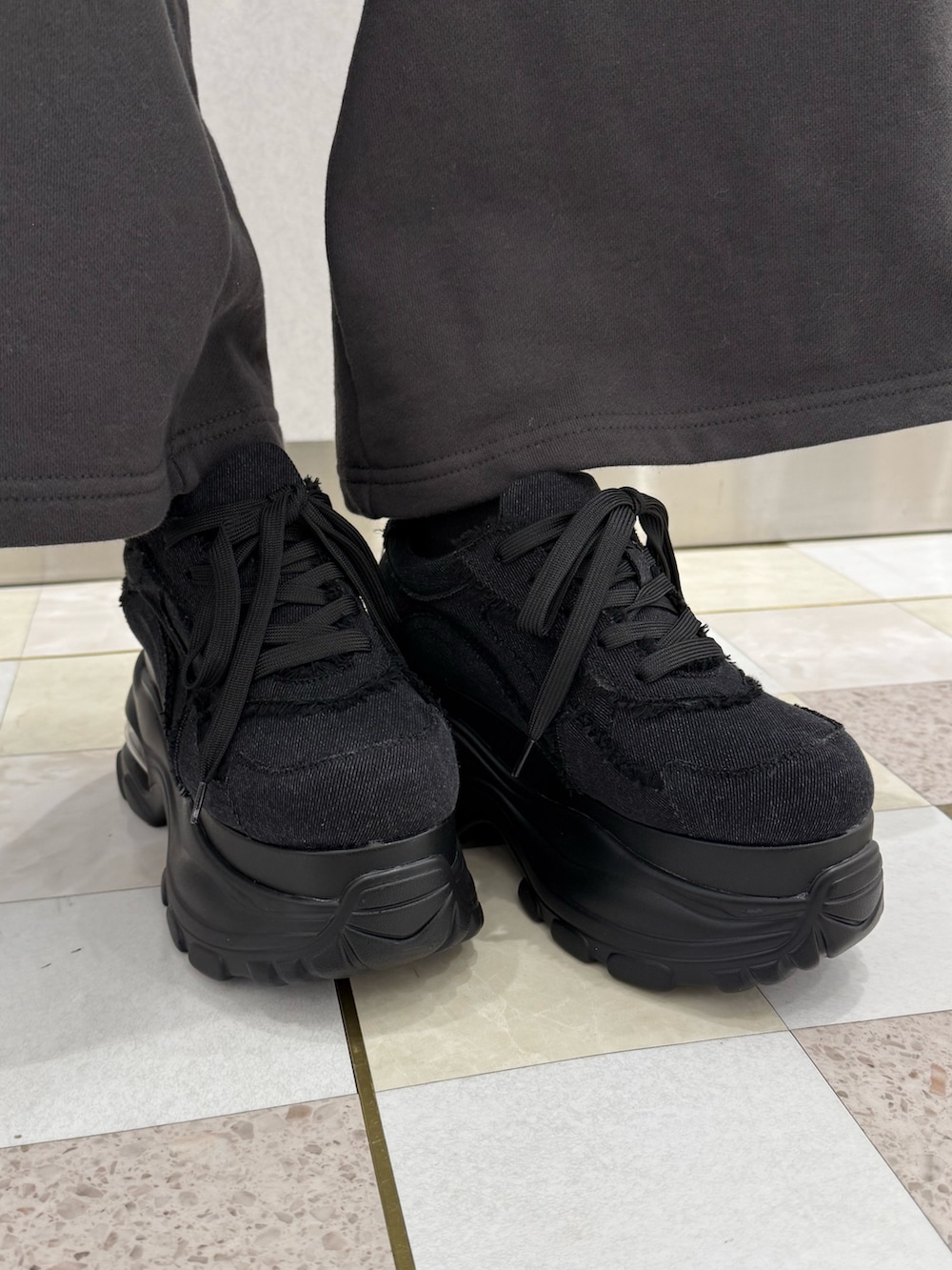 ブラック系のニット/セーター、グレー系のスウェットパンツ、ブラック系のスニーカーを着用したレディースの冬コーディネートの6枚目の写真