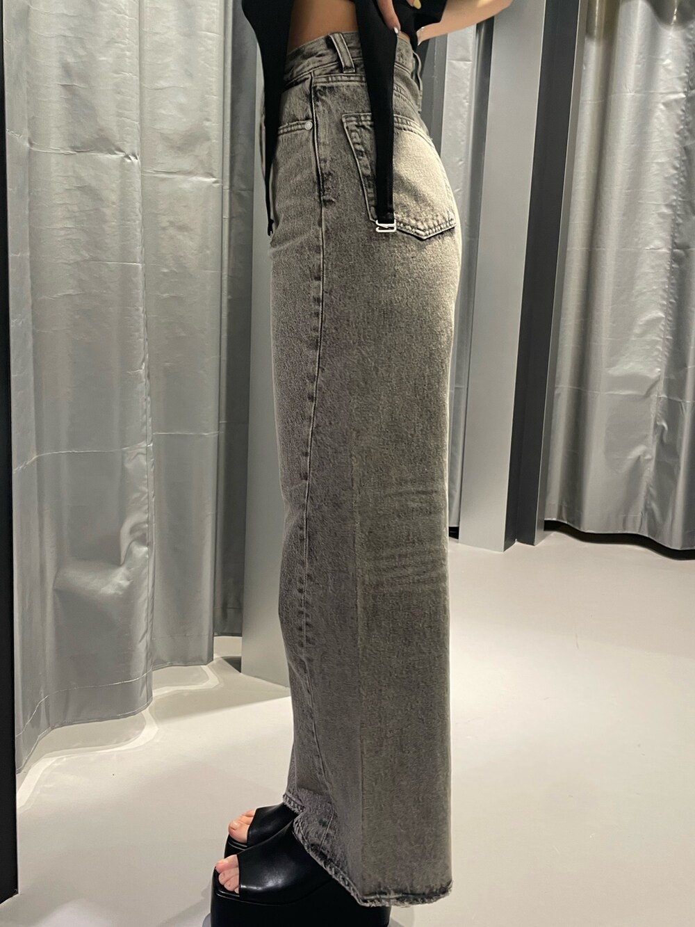 ブラック系のタンクトップ、ブラック系のTシャツ/カットソー、グレー系のデニムパンツを着用したレディースの春コーディネートの8枚目の写真