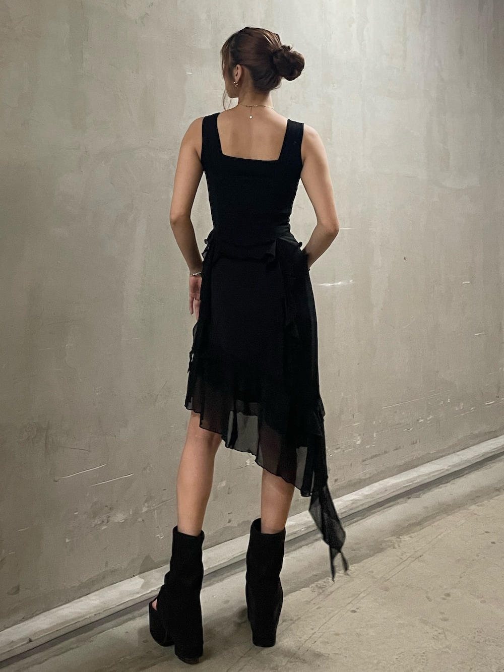 ブラック系のTシャツ/カットソー、ブラック系のニット/セーター、ブラック系のスカートを着用したレディースの春コーディネートの3枚目の写真