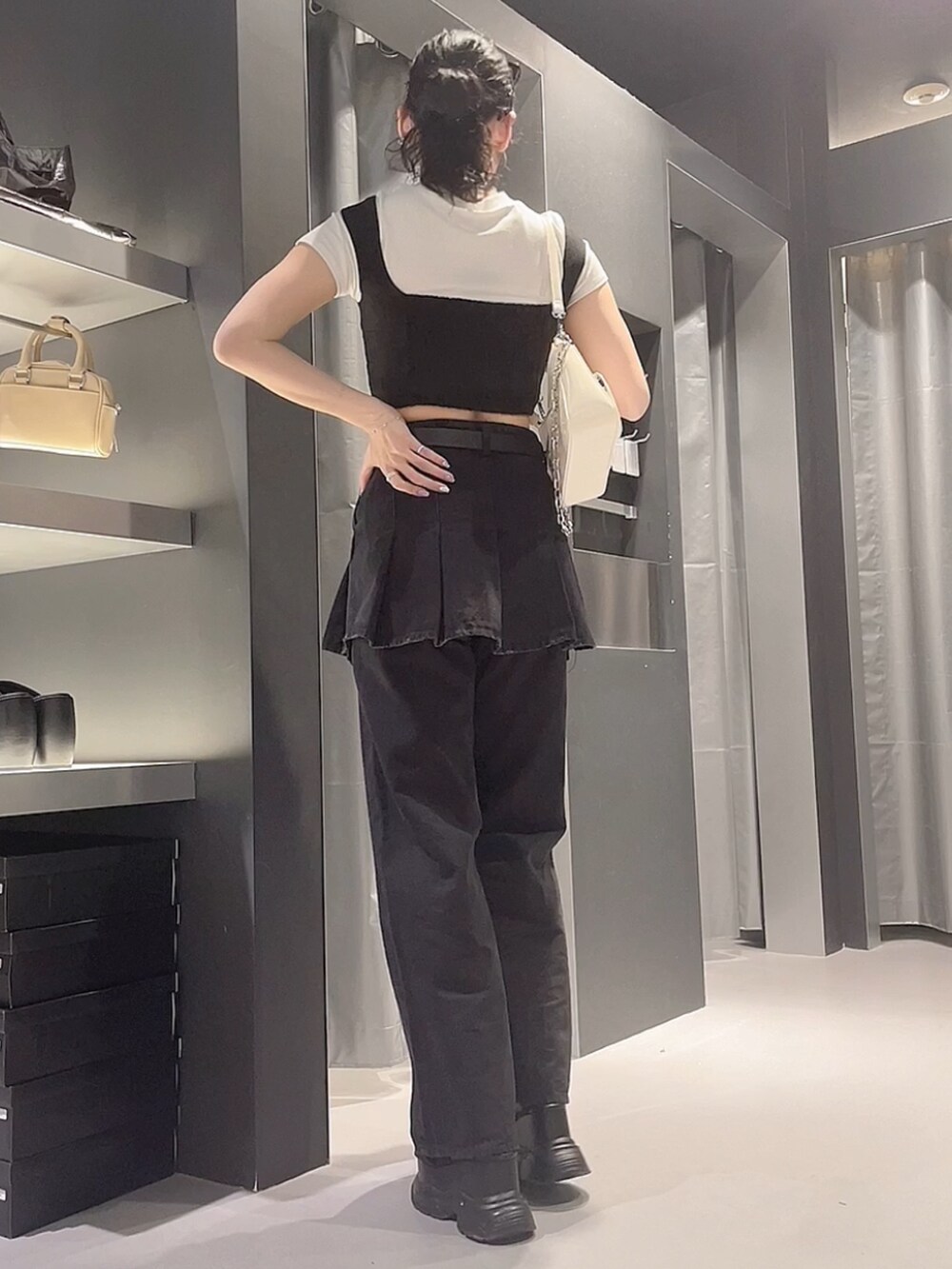 ブラック系のサンダル、ブラック系のデニムパンツ、ブラック系のデニムスカートを着用したレディースの春コーディネートの3枚目の写真