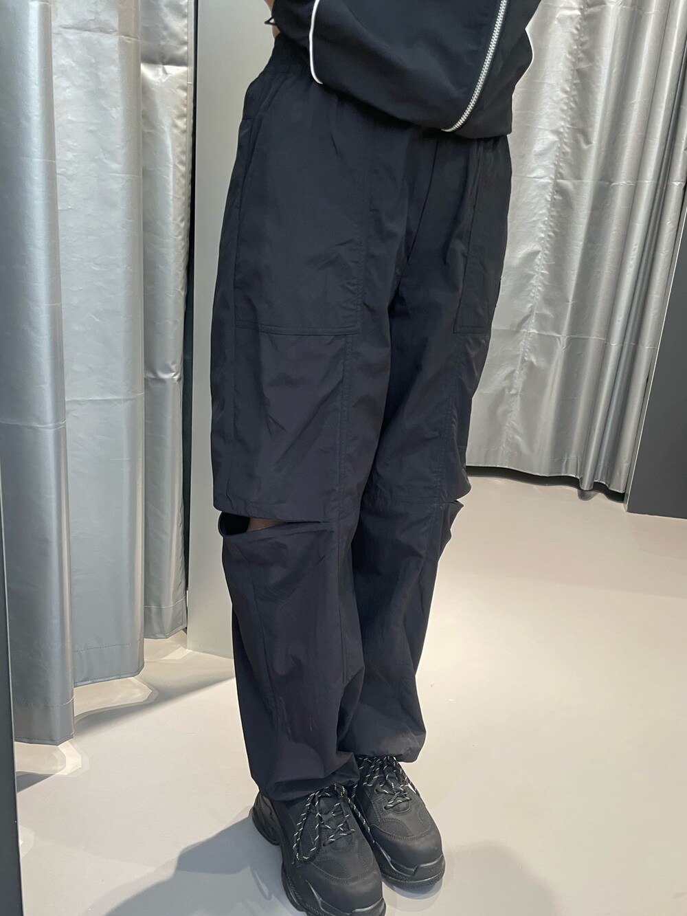 ブラック系のブルゾン、ブラック系のその他パンツ、ブラック系のスニーカーを着用したレディースの春コーディネートの7枚目の写真