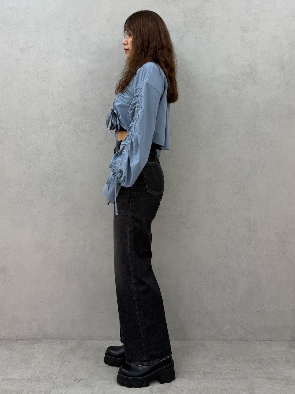 ブルー系のシャツ/ブラウス、ブラック系のキャミソール、ブラック系のデニムパンツを着用したレディースの秋コーディネートの2枚目の写真