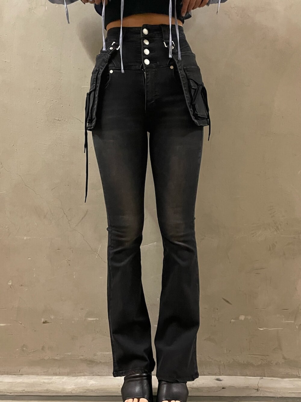 ブラック系のサンダル、ブラック系のTシャツ/カットソー、ブルー系のシャツ/ブラウスを着用したレディースの春コーディネートの6枚目の写真