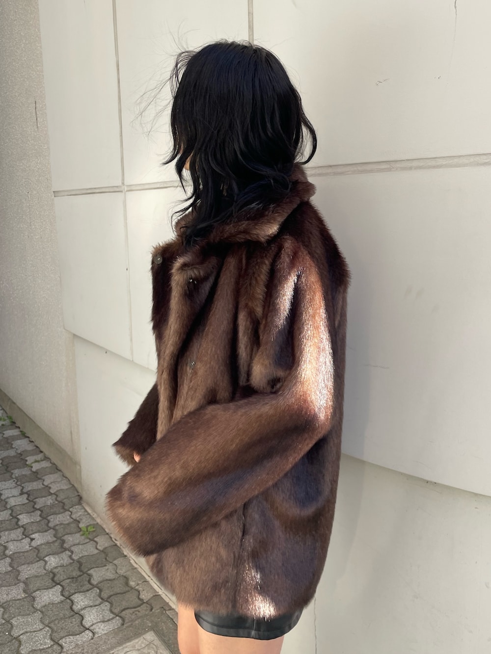 ブラック系のニット/セーター、ブラウン系のその他アウター、ブラック系のその他パンツを着用したレディースの冬コーディネートの4枚目の写真