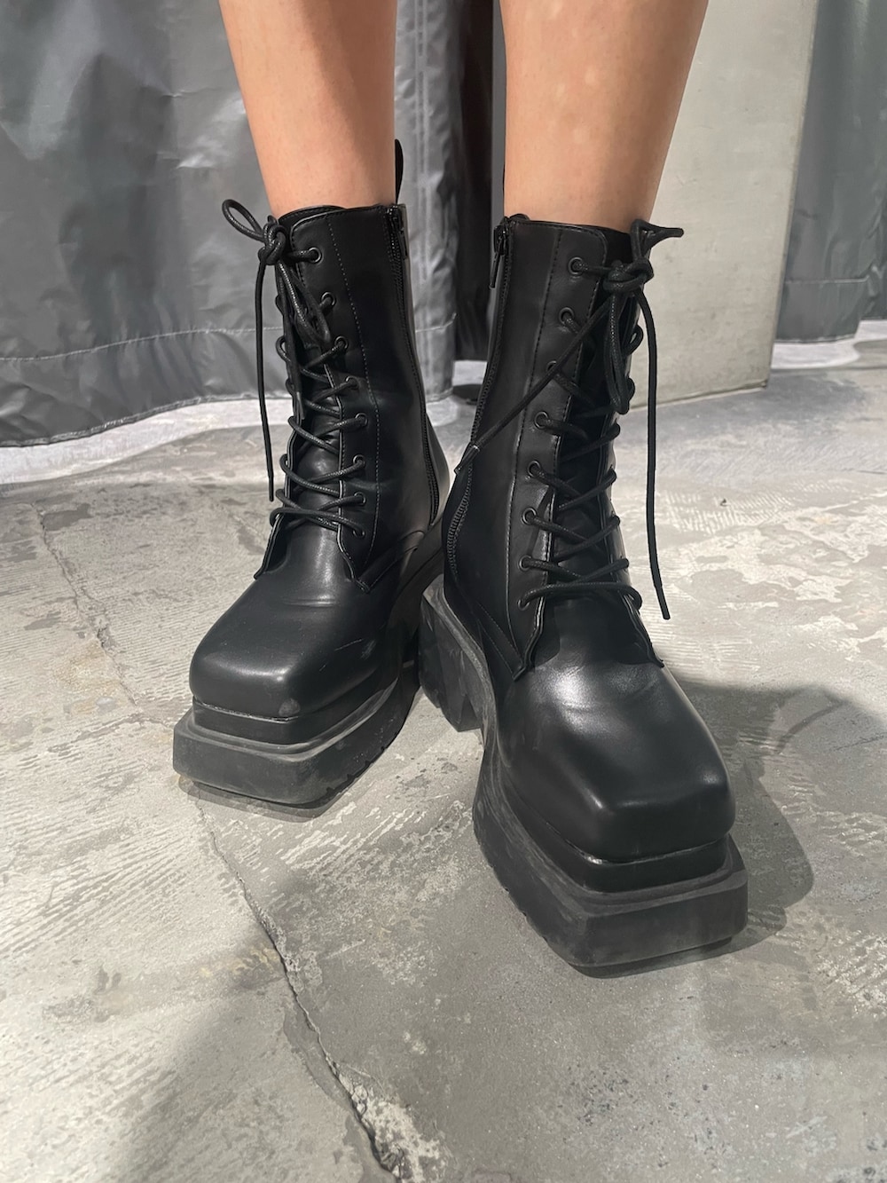 ブラック系のTシャツ/カットソー、ブラック系のワンピース、ブラック系のハンドバッグを着用したレディースの春コーディネートの7枚目の写真