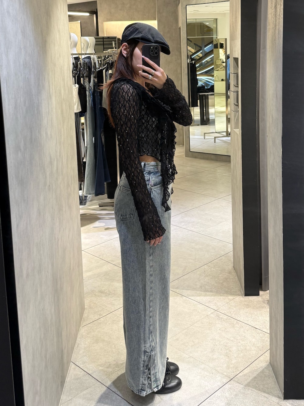 ブラック系のTシャツ/カットソー、ホワイト系のニット/セーター、ブルー系のデニムパンツを着用したレディースの春コーディネートの2枚目の写真