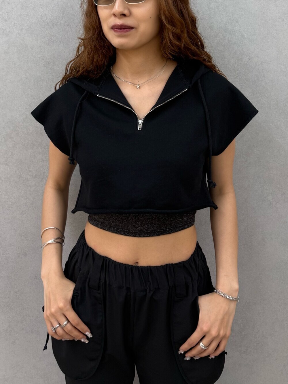 ブラック系のTシャツ/カットソー、ブラック系のサンダル、ブラック系のTシャツ/カットソーを着用したレディースの夏コーディネートの4枚目の写真