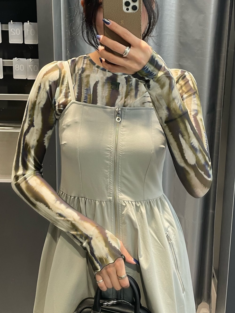その他のTシャツ/カットソー、グレー系のワンピース、ブラック系のハンドバッグを着用したレディースの春コーディネートの4枚目の写真