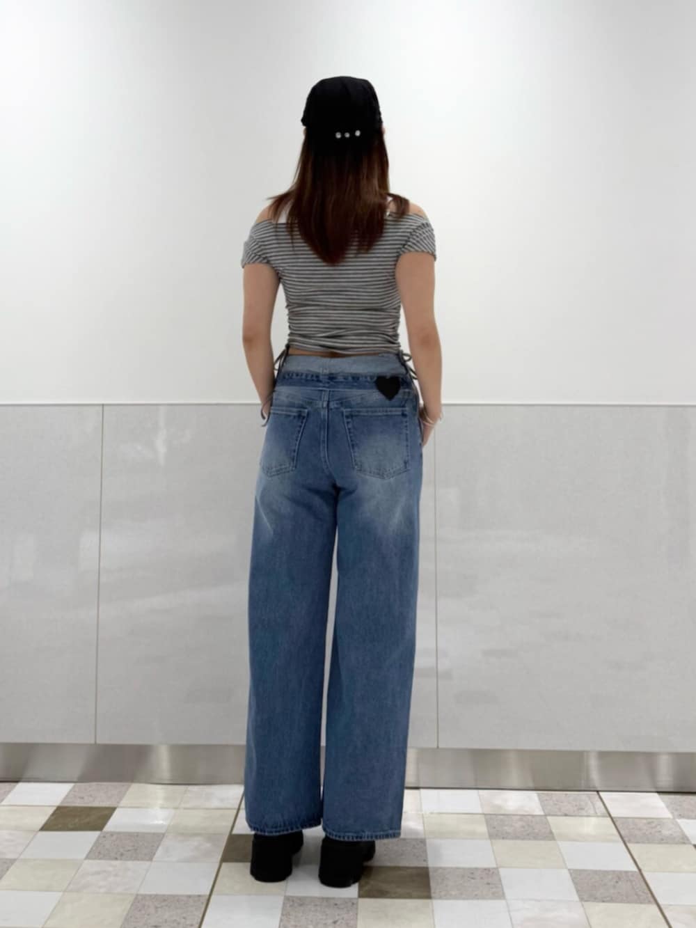 ブラック系のブーツ、グレー系のTシャツ/カットソー、ブルー系のデニムパンツを着用したレディースの夏コーディネートの3枚目の写真