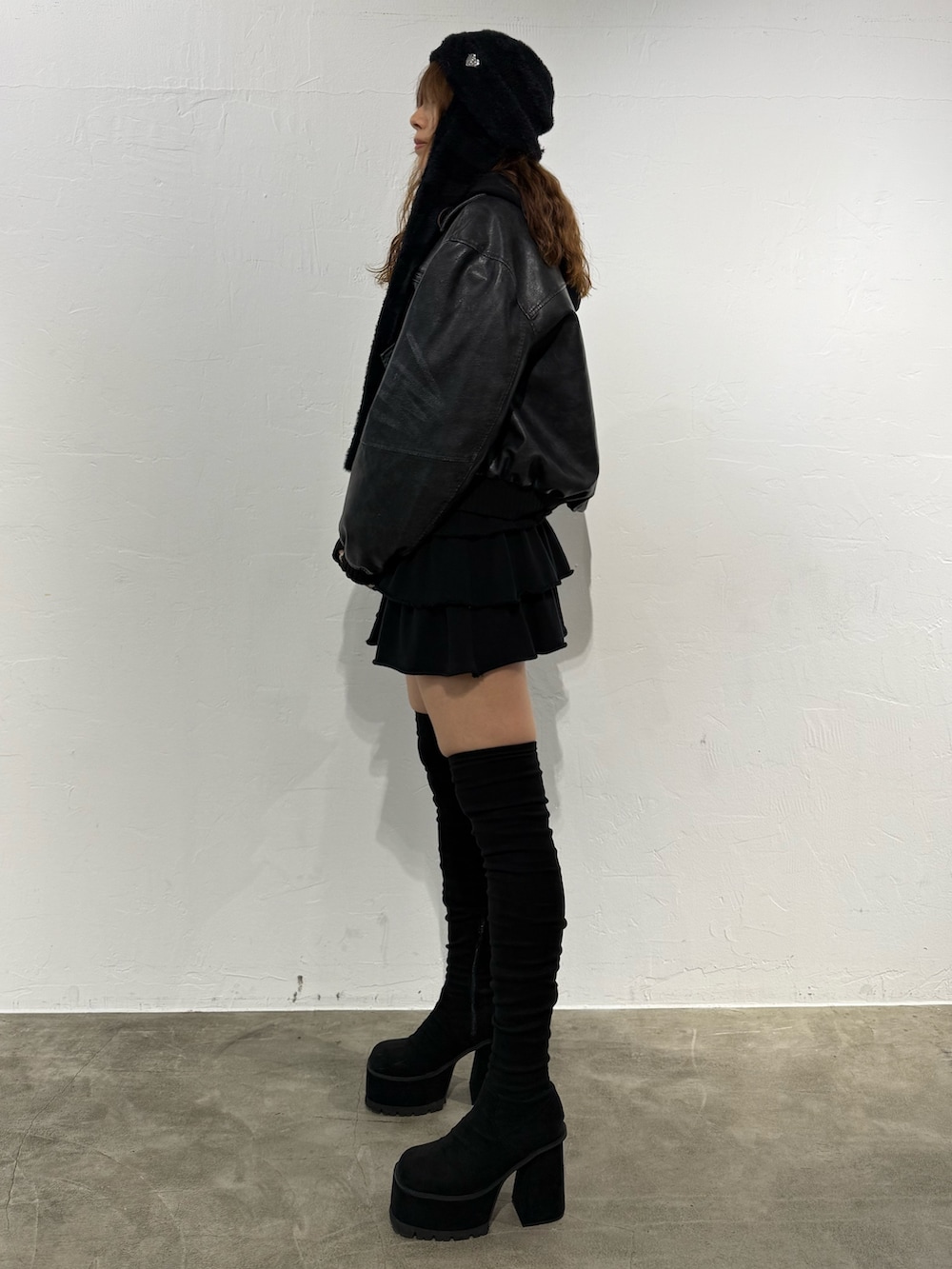 ブラック系のブルゾン、ブラック系のパーカー、ブラック系のスカートを着用したレディースの秋コーディネートの2枚目の写真