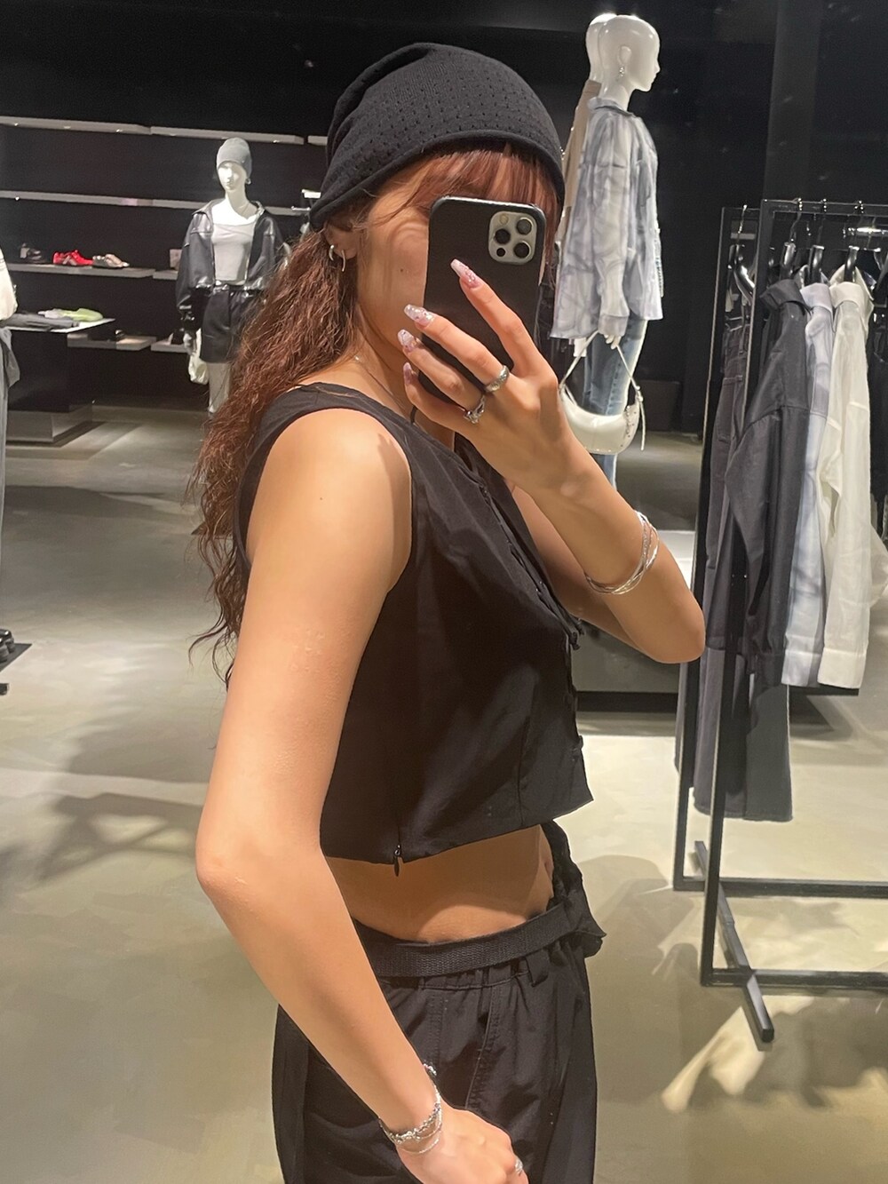 「EMODA、セットアップ、セットアップスタイル、夏コーデ、モノトーン、モノトーンコーデ、オールブラック、高身長女子、高身長コーデ、骨格ストレート、ナイロン、ナイロンパンツ、ナイロンベスト、厚底サンダル、スニーカーサンダル」｜「EMODAのメッシュルーズニットキャップ（ニットキャップ/ビーニー、ブラック系）」を使った、菅谷レイナさん（骨格ストレート・レディース・168cm）の春コーディネートの5枚目の写真