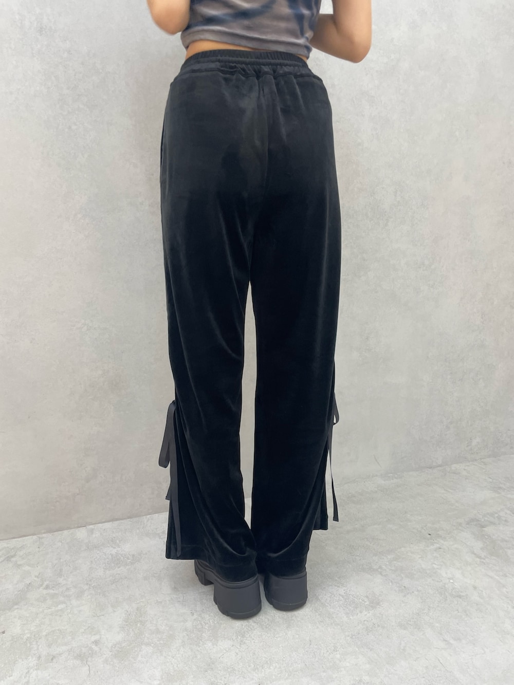 ブラック系のその他パンツ、シルバー系のハンドバッグ、ブラック系のブーツを着用したレディースの秋コーディネートの8枚目の写真