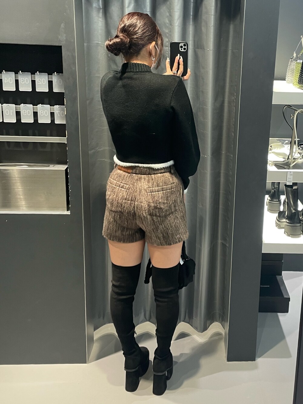 ブラック系のニット/セーター、ブラウン系のその他パンツ、ブラック系のショルダーバッグを着用したレディースの冬コーディネートの3枚目の写真