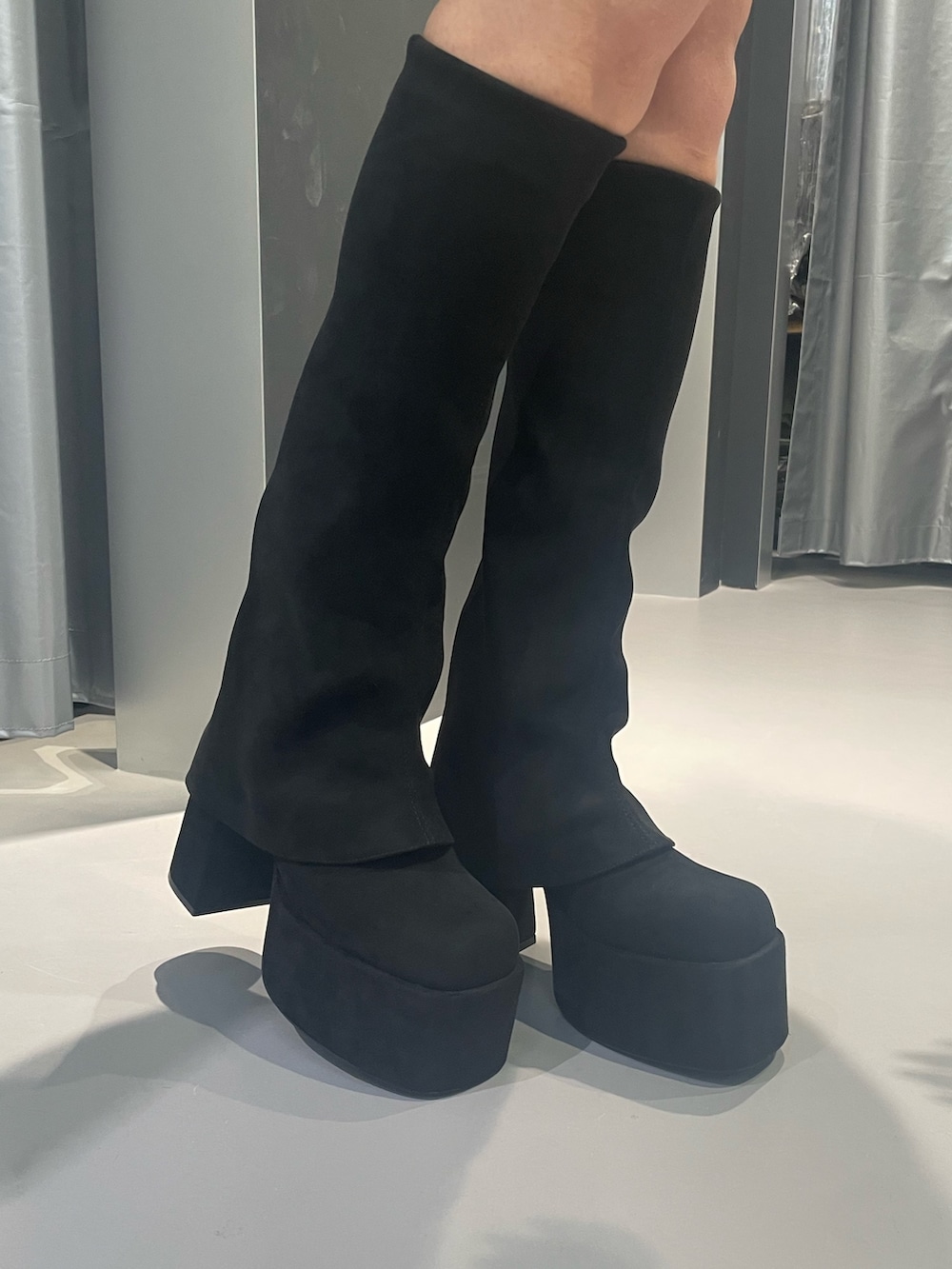 ブラック系のTシャツ/カットソー、グレー系のブルゾン、ブラック系のスカートを着用したレディースの冬コーディネートの9枚目の写真