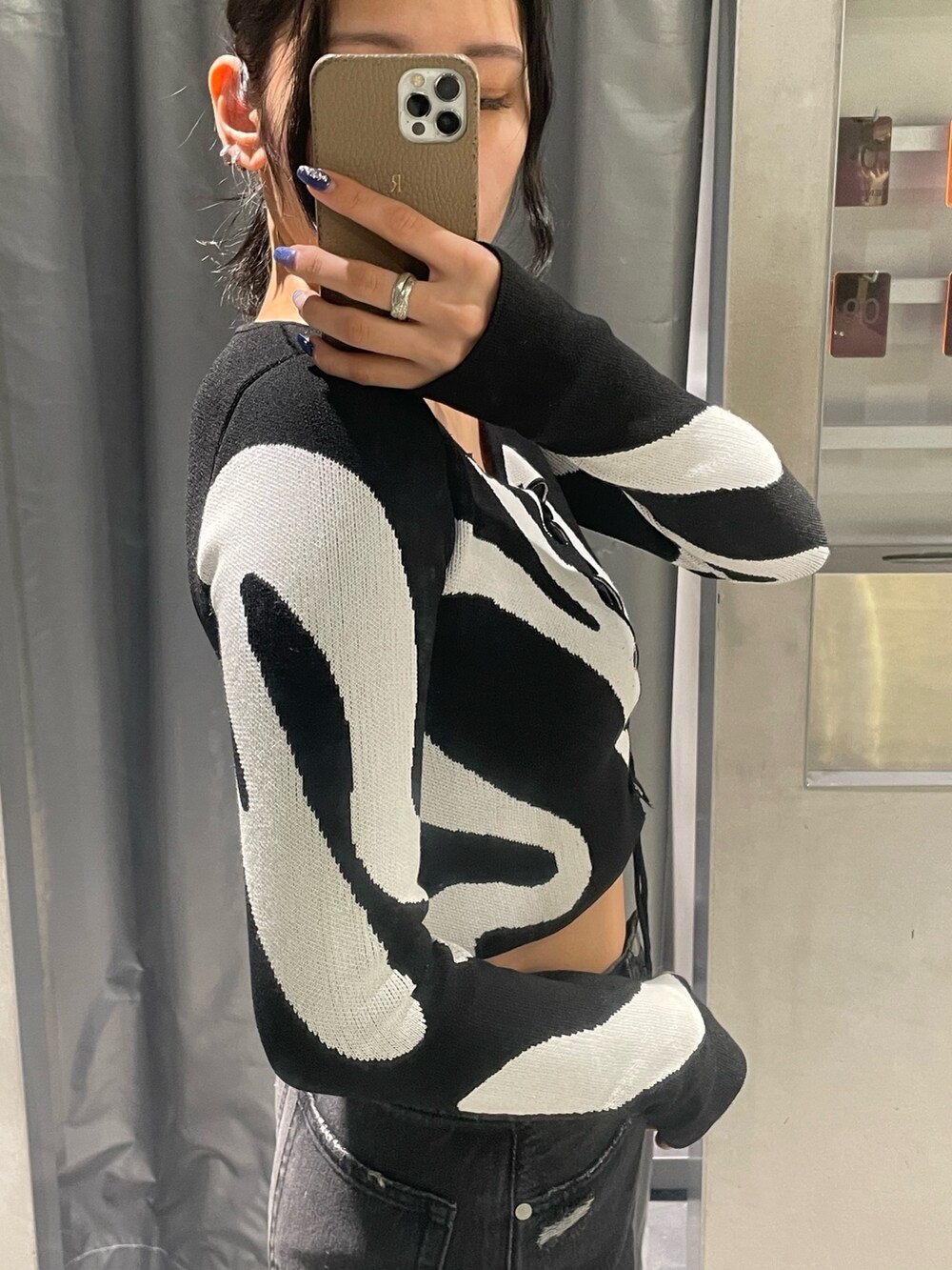 その他のニット/セーター、ブラック系のキャミソール、ブラック系のデニムパンツを着用したレディースの春コーディネートの5枚目の写真