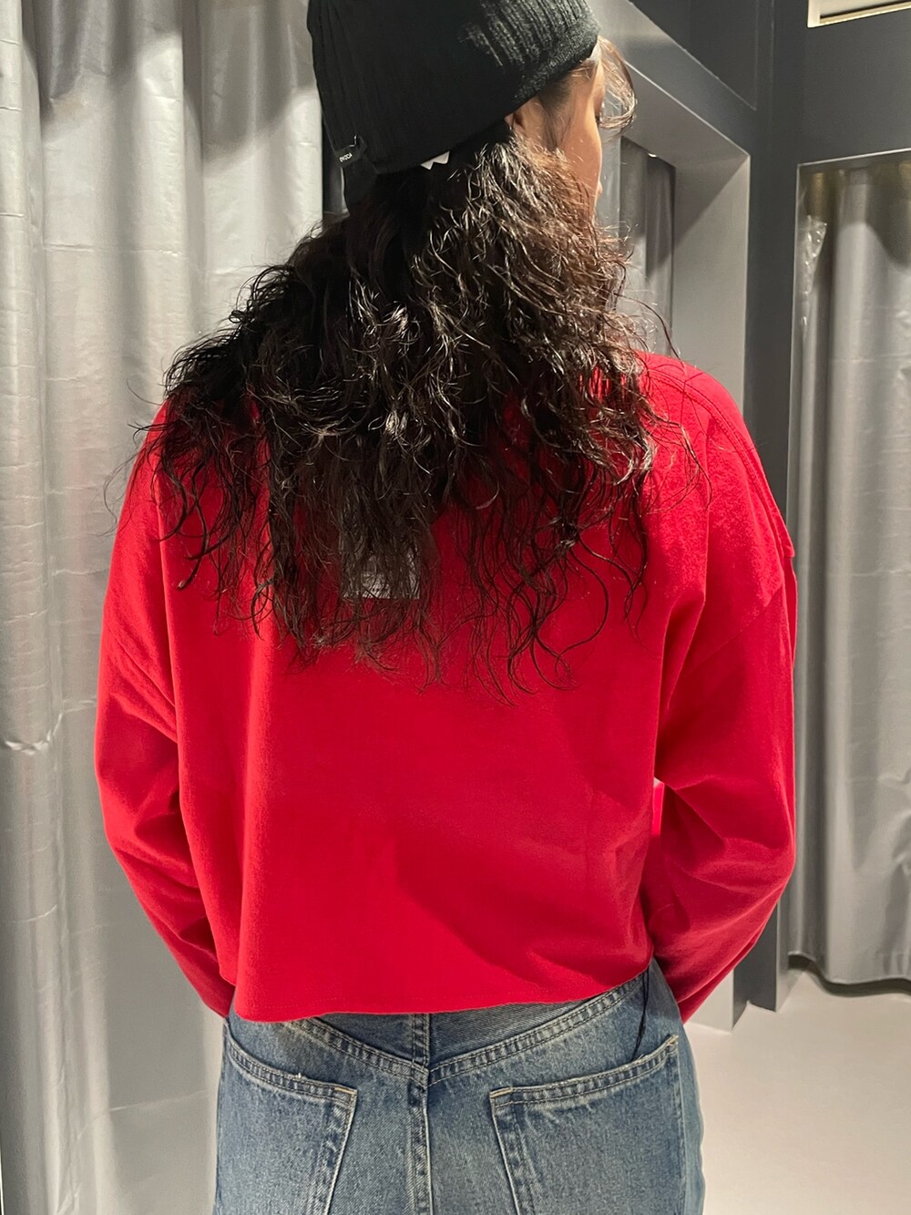 レッド系のTシャツ/カットソー、ブルー系のデニムスカート、その他のブーツを着用したレディースの秋コーディネートの6枚目の写真