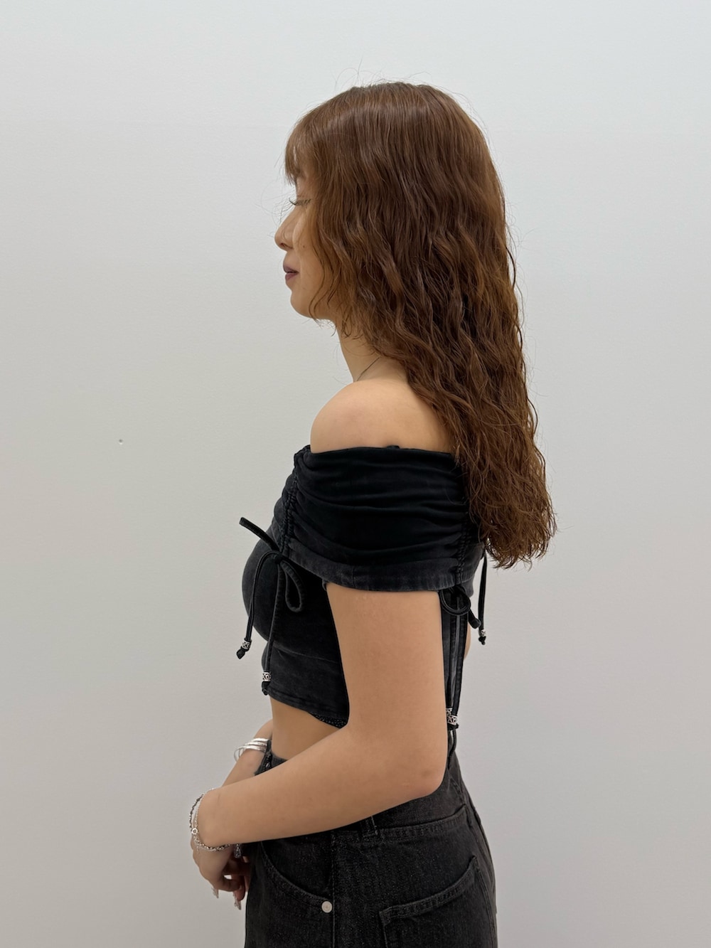 ブラック系のTシャツ/カットソー、グレー系のスカート、ブラック系のサンダルを着用したレディースの夏コーディネートの5枚目の写真