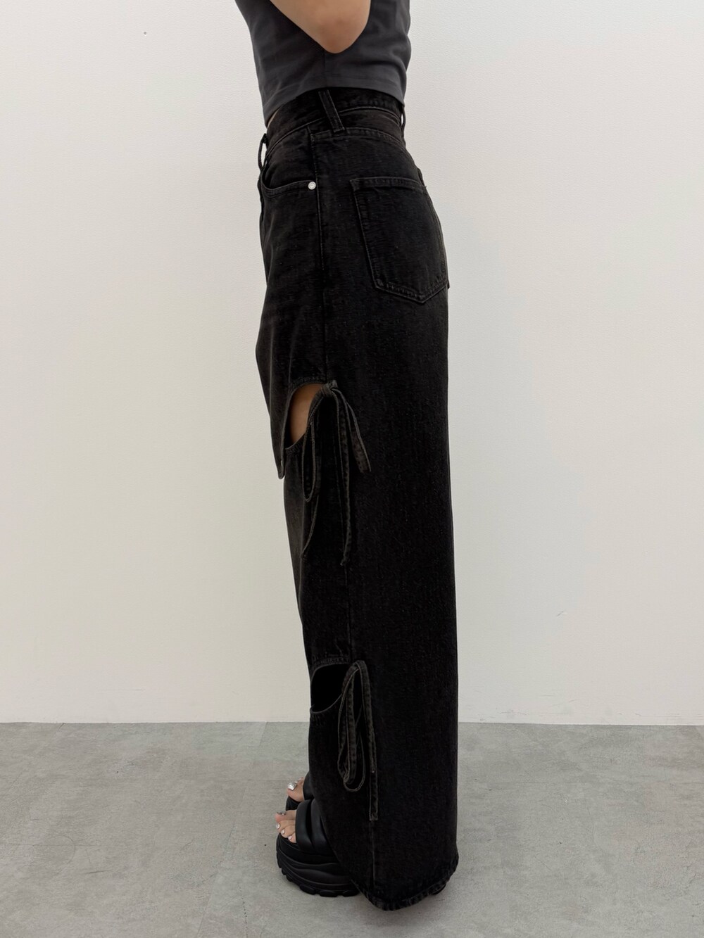 ブラック系のTシャツ/カットソー、ブラック系のデニムパンツ、ブラック系のサンダルを着用したレディースの夏コーディネートの8枚目の写真