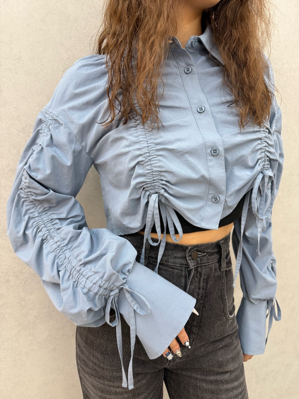 ブルー系のシャツ/ブラウス、ブラック系のキャミソール、ブラック系のデニムパンツを着用したレディースの秋コーディネートの5枚目の写真