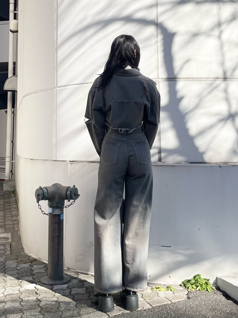 ホワイト系のニット/セーター、グレー系のデニムジャケット、グレー系のデニムパンツを着用したレディースの冬コーディネートの3枚目の写真
