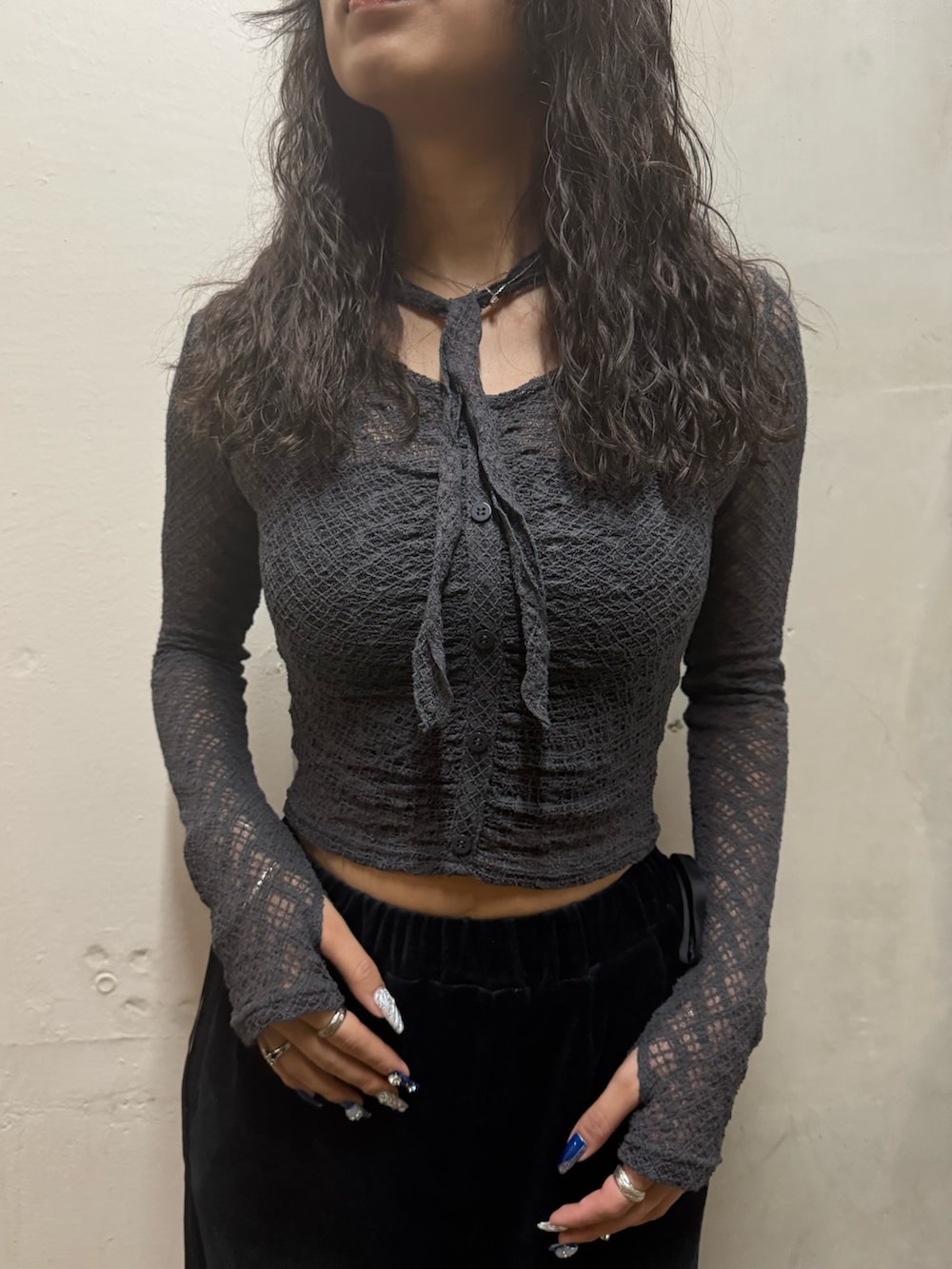 グレー系のTシャツ/カットソー、ブラック系のその他パンツ、ブラック系のスニーカーを着用したレディースの夏コーディネートの4枚目の写真