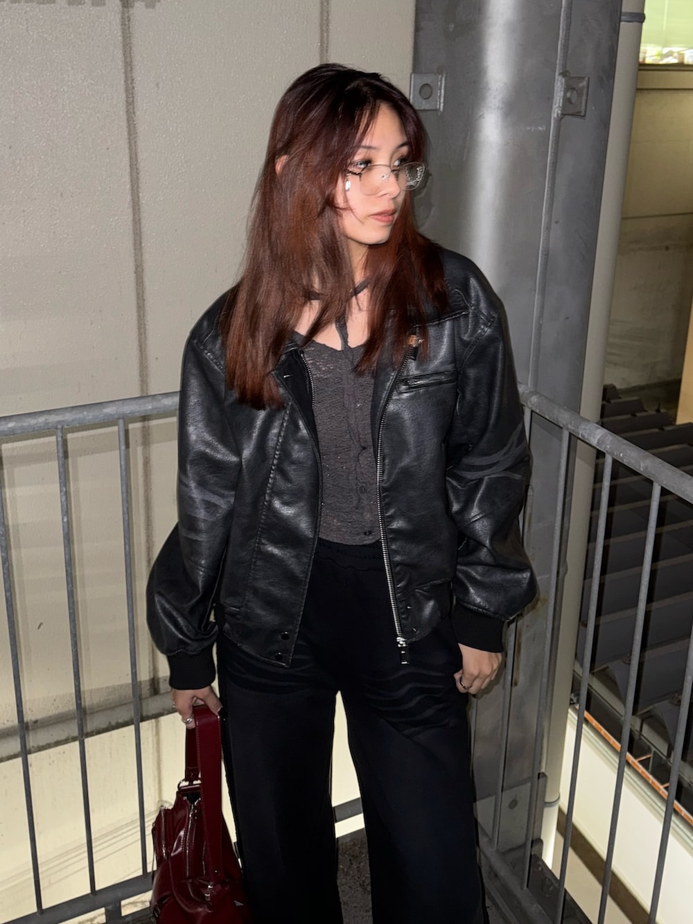 グレー系のTシャツ/カットソー、ブラック系のブルゾン、ブラック系のスウェットパンツを着用したレディースの秋コーディネートの4枚目の写真