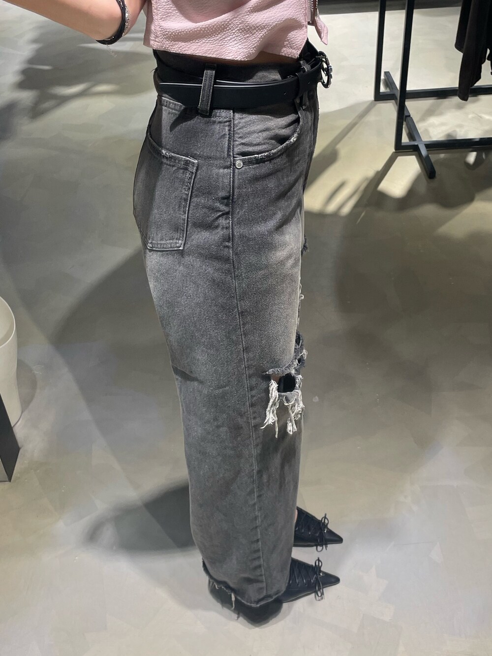 ピンク系のシャツ/ブラウス、ブラック系のデニムパンツ、ブラック系のパンプスを着用したレディースの春コーディネートの7枚目の写真