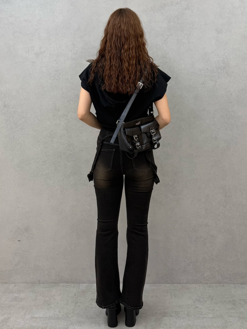 ブラック系のTシャツ/カットソー、ブラック系のTシャツ/カットソー、ブラック系のサンダルを着用したレディースの夏コーディネートの3枚目の写真